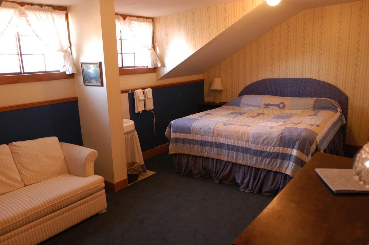 The Baldpate Inn Estes Park Room photo