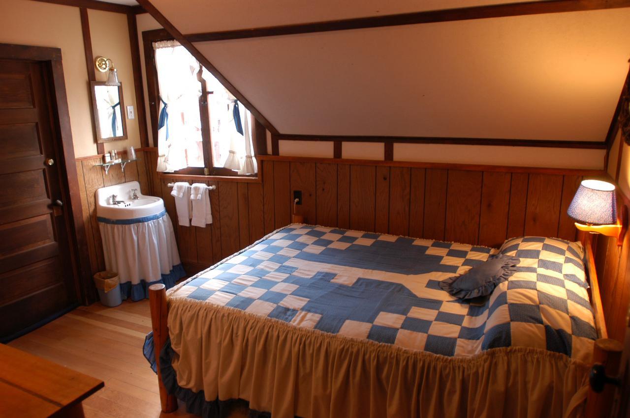 The Baldpate Inn Estes Park Room photo